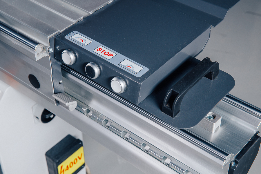 OSTERMANN ALFA 400 DIGIT  Кнопки запуска на каретке  Уже в базовую комплектацию станка включены дублирующие кнопки запуска пил (отдельно основная и подрезная) и кнопка одновременного выключения приводов пил  Данная опция значительно облегчает рабо...